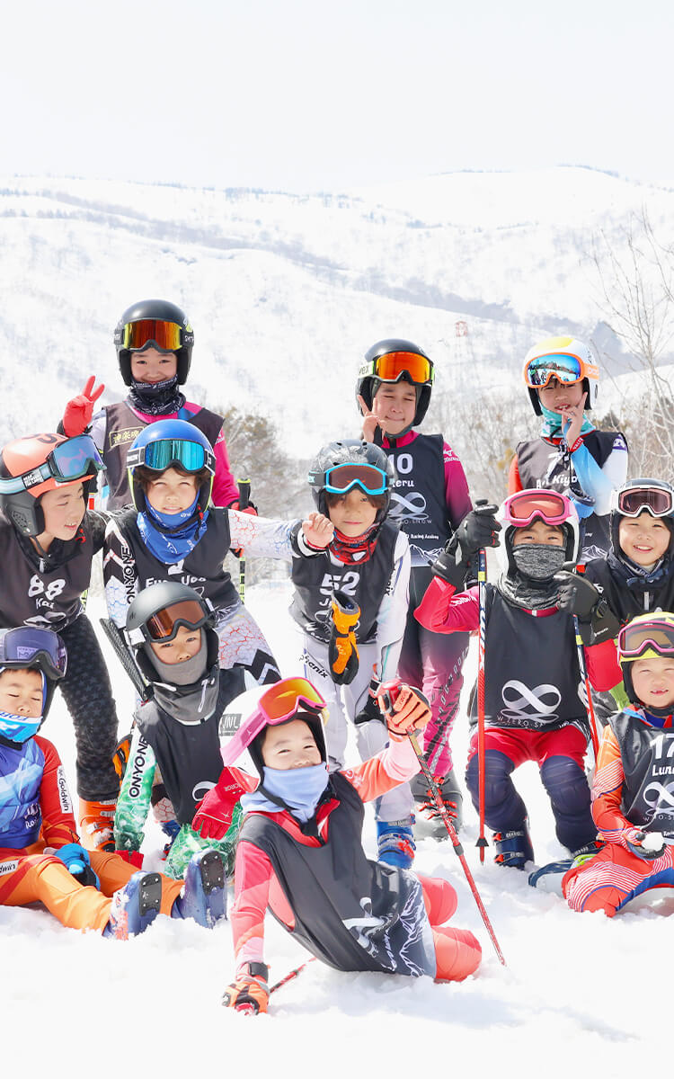 Wzeroではアルペンスキーを通して雪とふれあい『愉』しみながら子どもたちの心と身体を育くんでいきます。